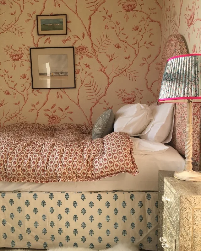 Intricate Floral Wallcoverings