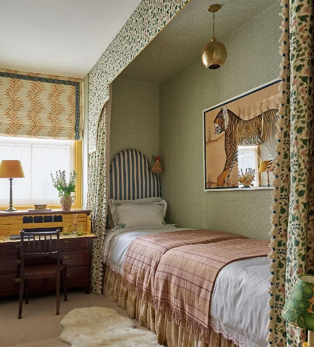 Patterned Bed Alcove